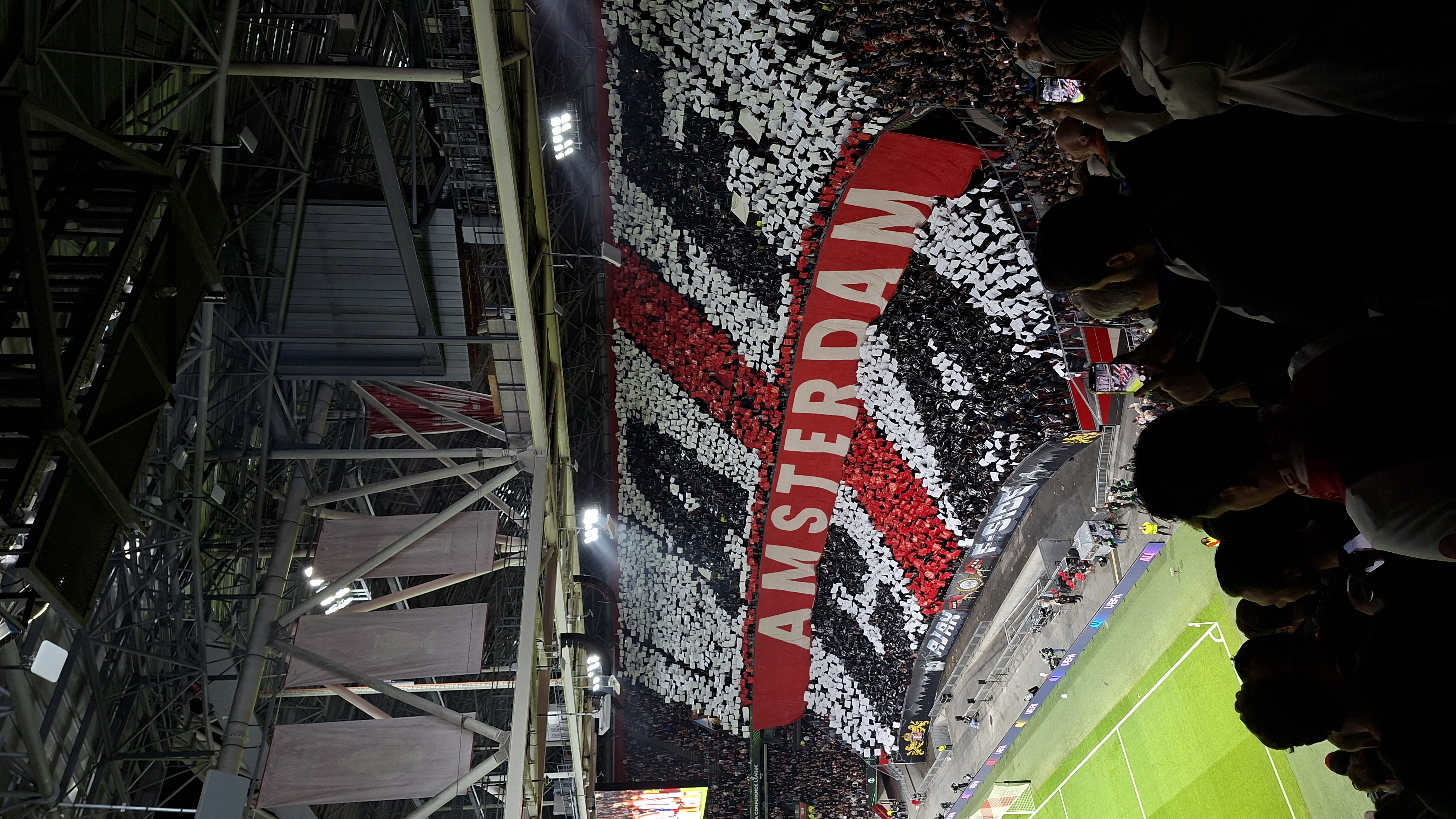 F-side met vlaggen die in het groot de tekst AFCA Amsterdam laat zien