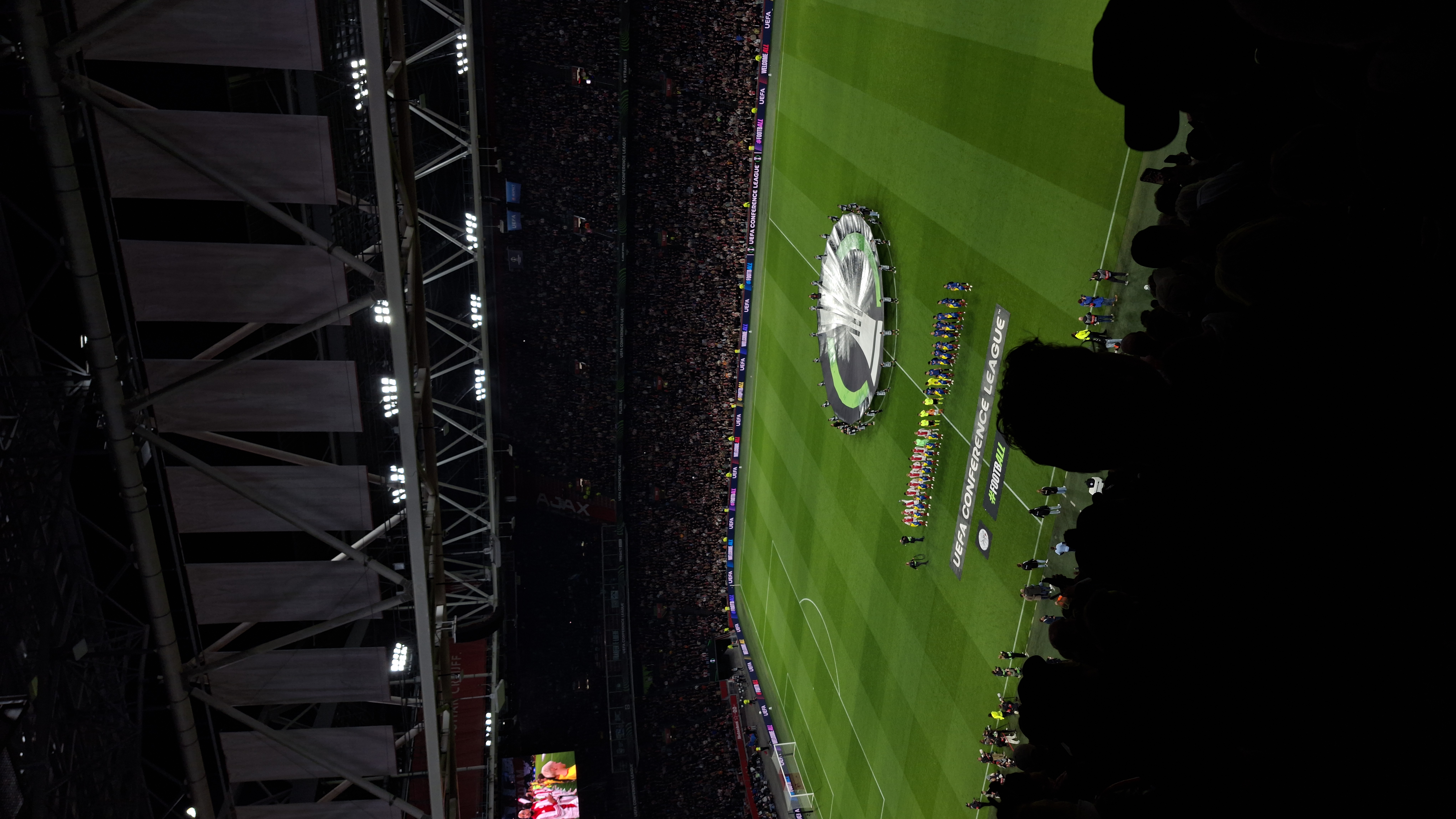 De 2 teams staan zij aan zij met hun opstelling