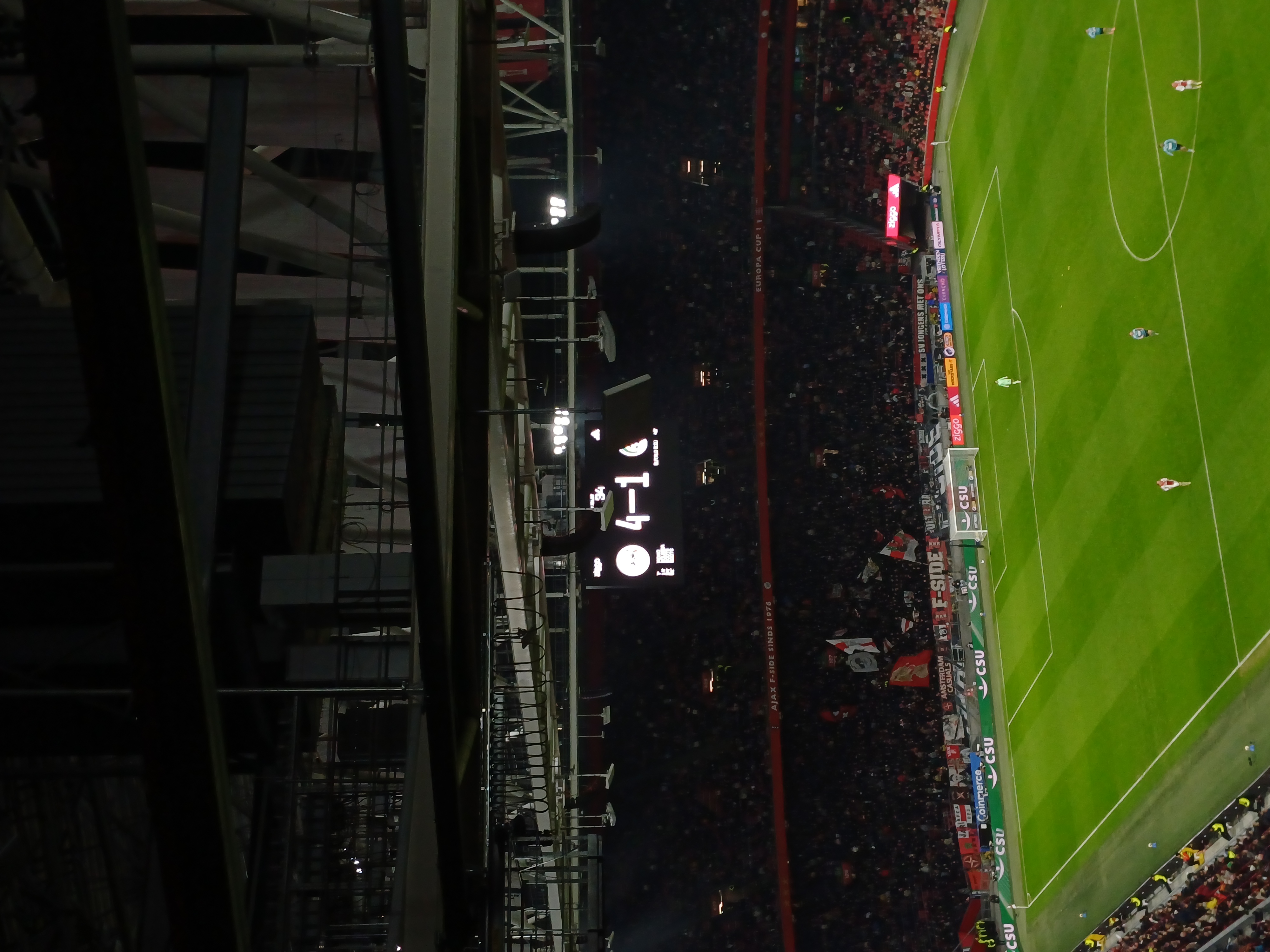 Wedstrijdafbeelding Ajax-Fortuna van het scoren bord die 4-1 aangeeft. Foto genomen vanaf bovenste ring