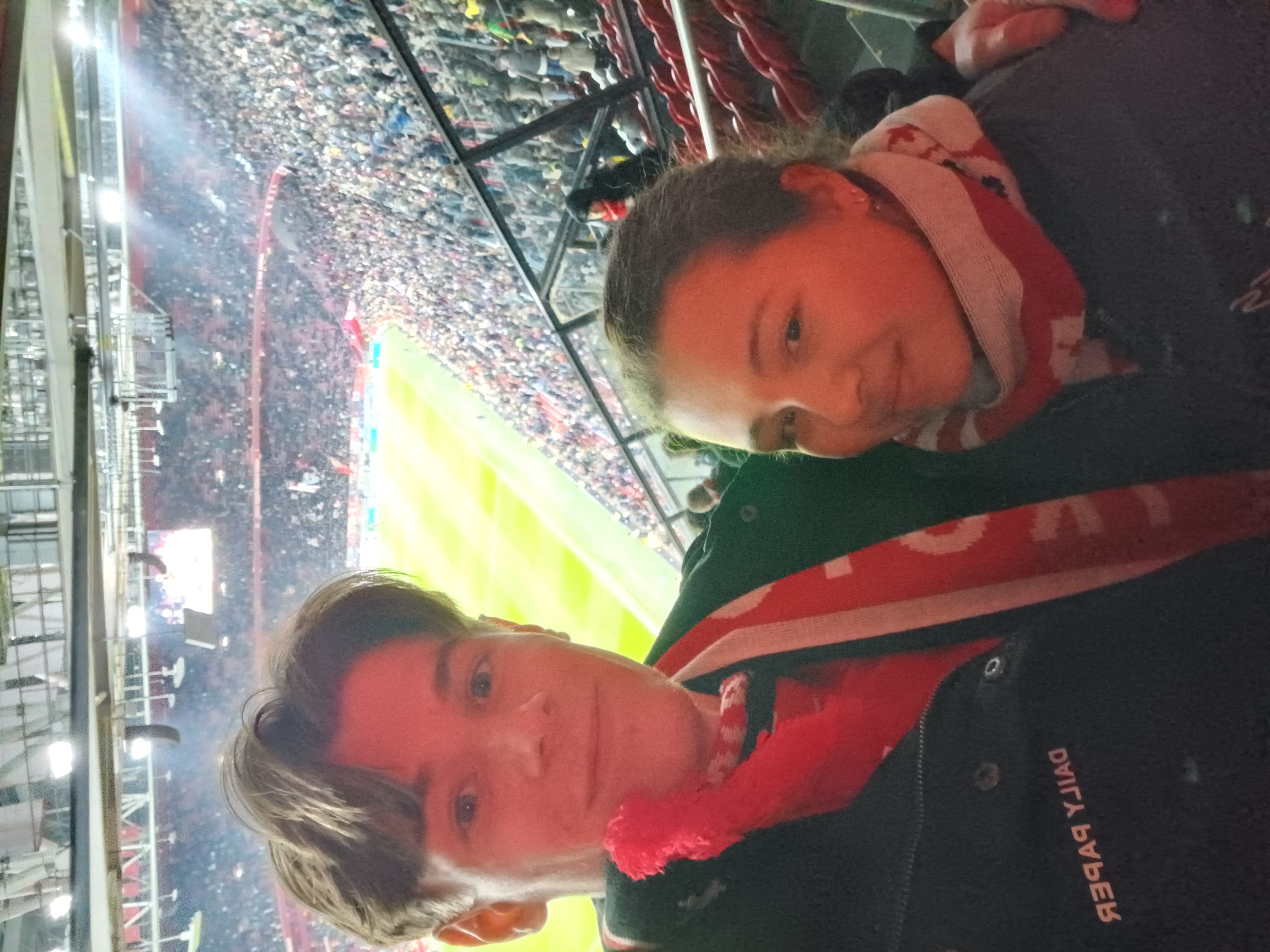 Wedstrijdafbeelding Ajax-Fortuna Selfie van Lars en vriendin Lars met de fans in de achtergrond.