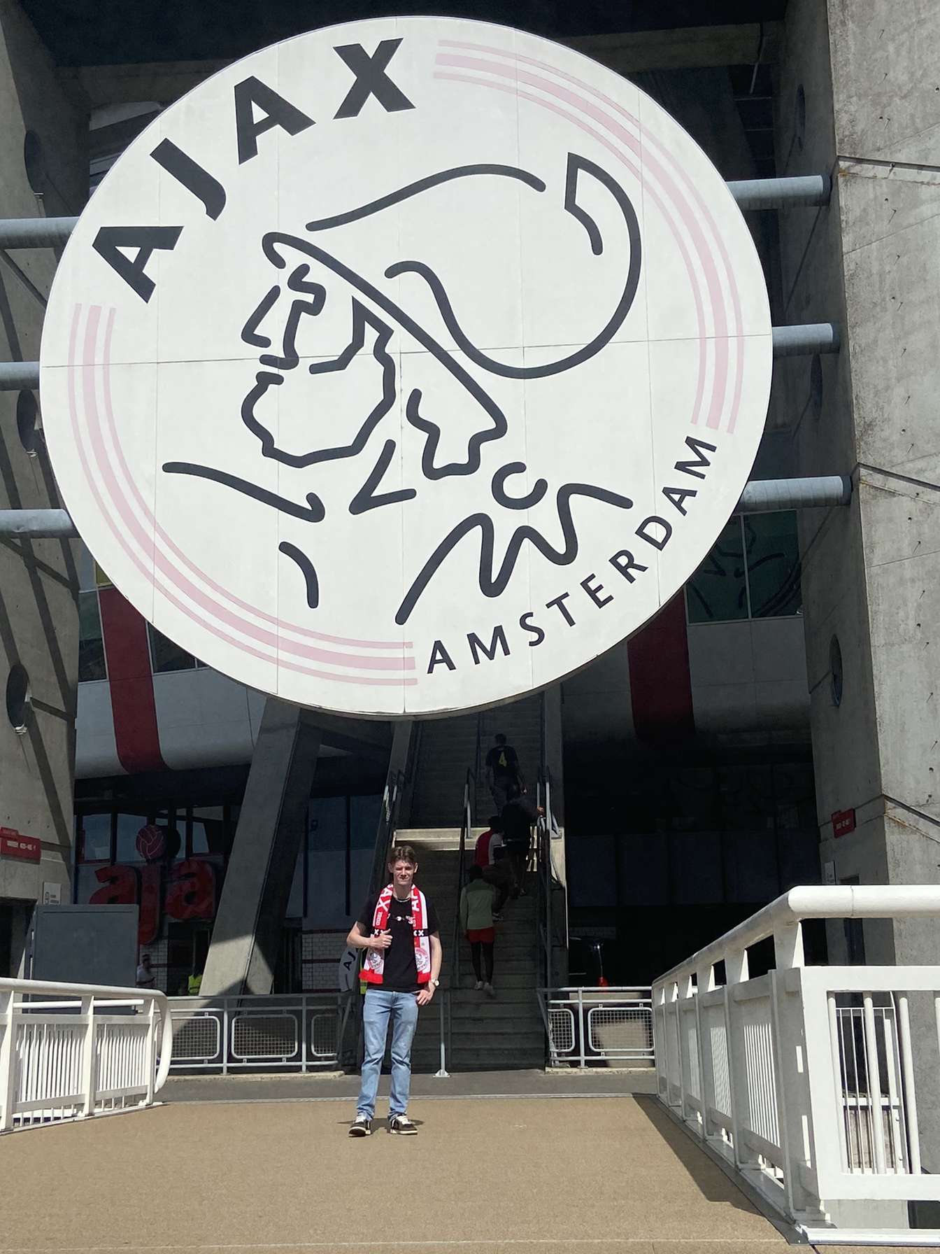Wedstrijdafbeelding Ajax-Heereveen buitenkant stadion Ajax logo en foto staand van Lars