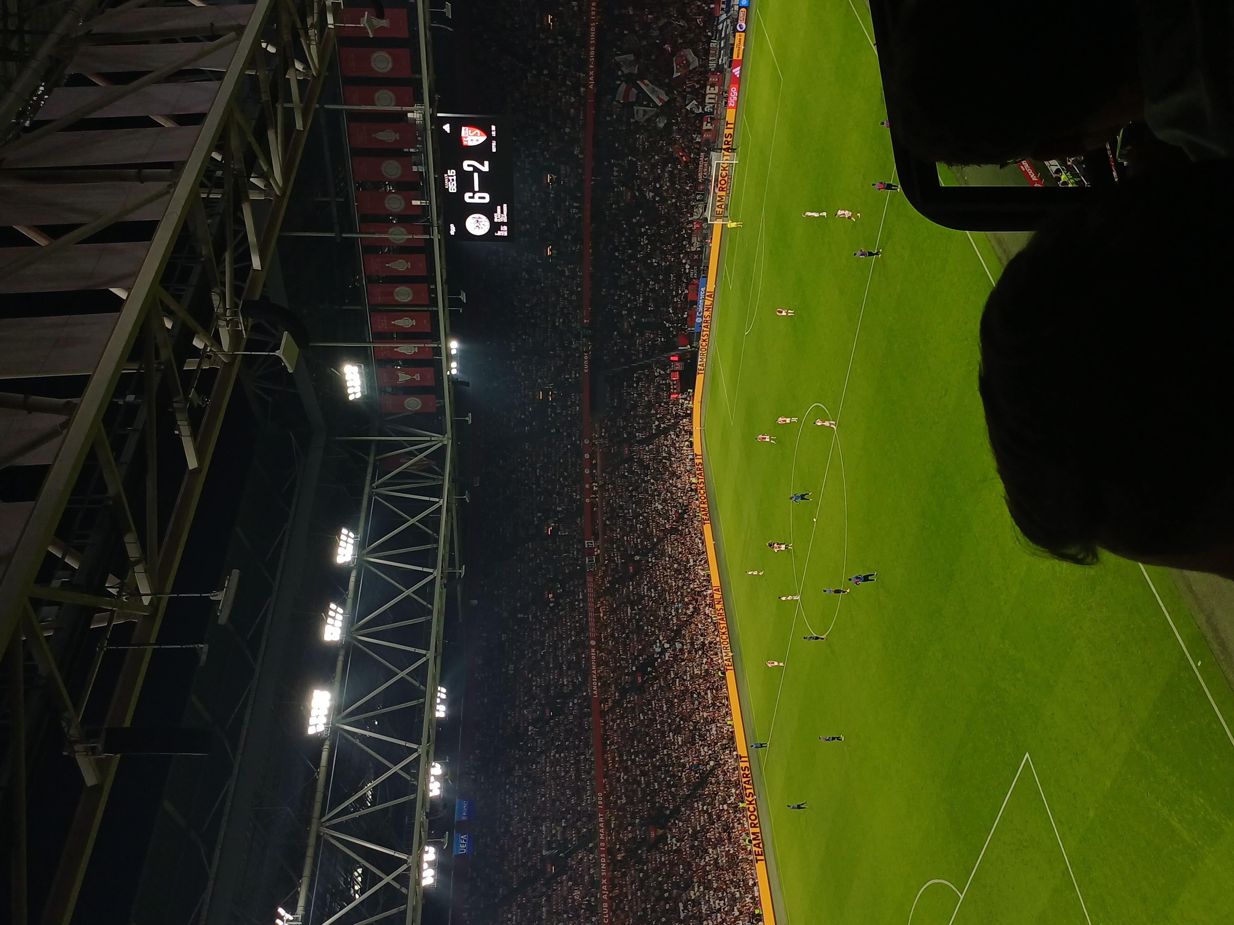Wedstrijdafbeelding Ajax-Sion bovenste ring met een foto van de stand. Stand 6-2, uiteindelijk 5-3 Ajax geworden (eindstand)