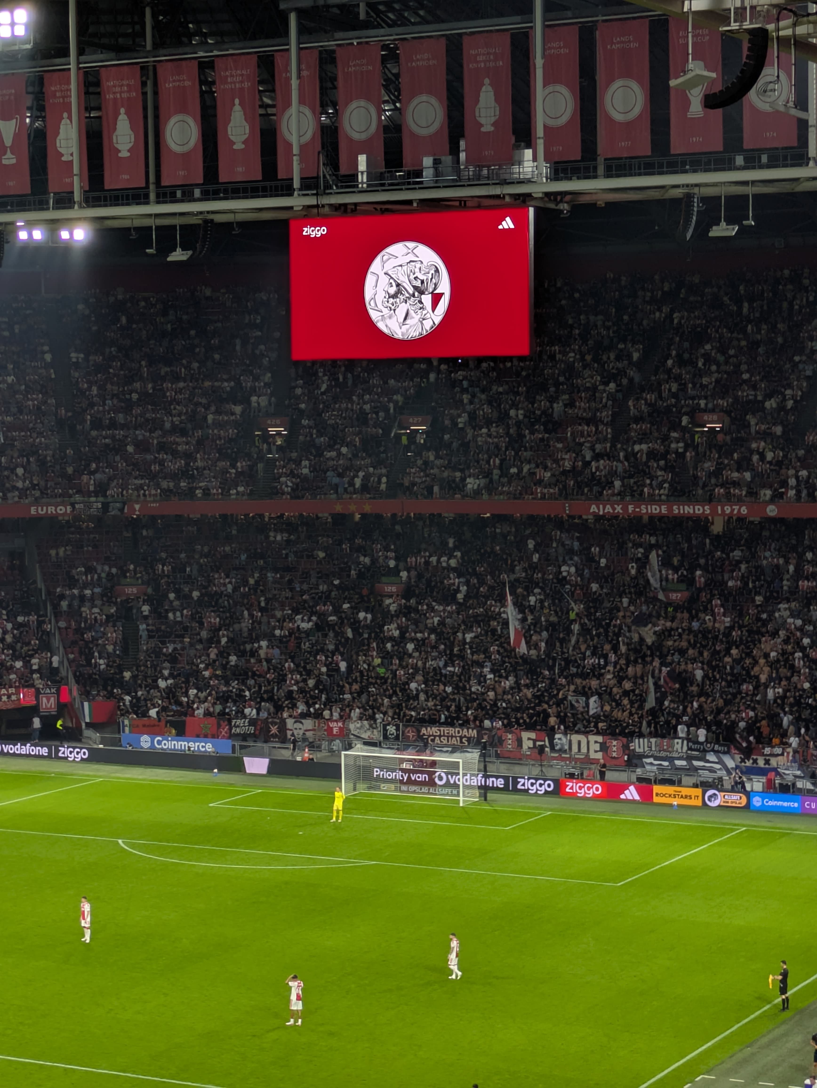 Wedstrijdafbeelding Ajax-Sion F side en oude Ajax logo
