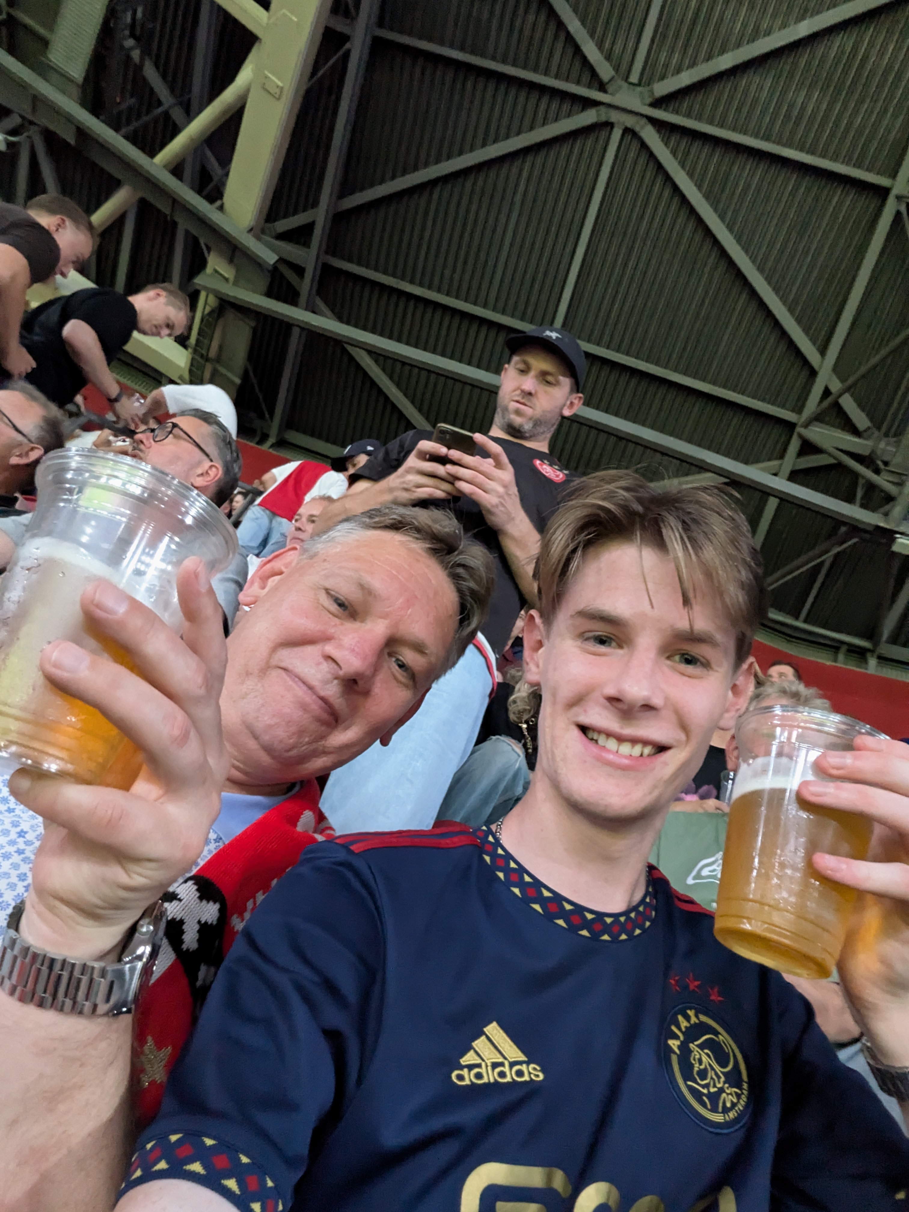Wedstrijdafbeelding Ajax-Sion selfie vader Lars en Lars, samen een pilsje aan het drinken in het stadion