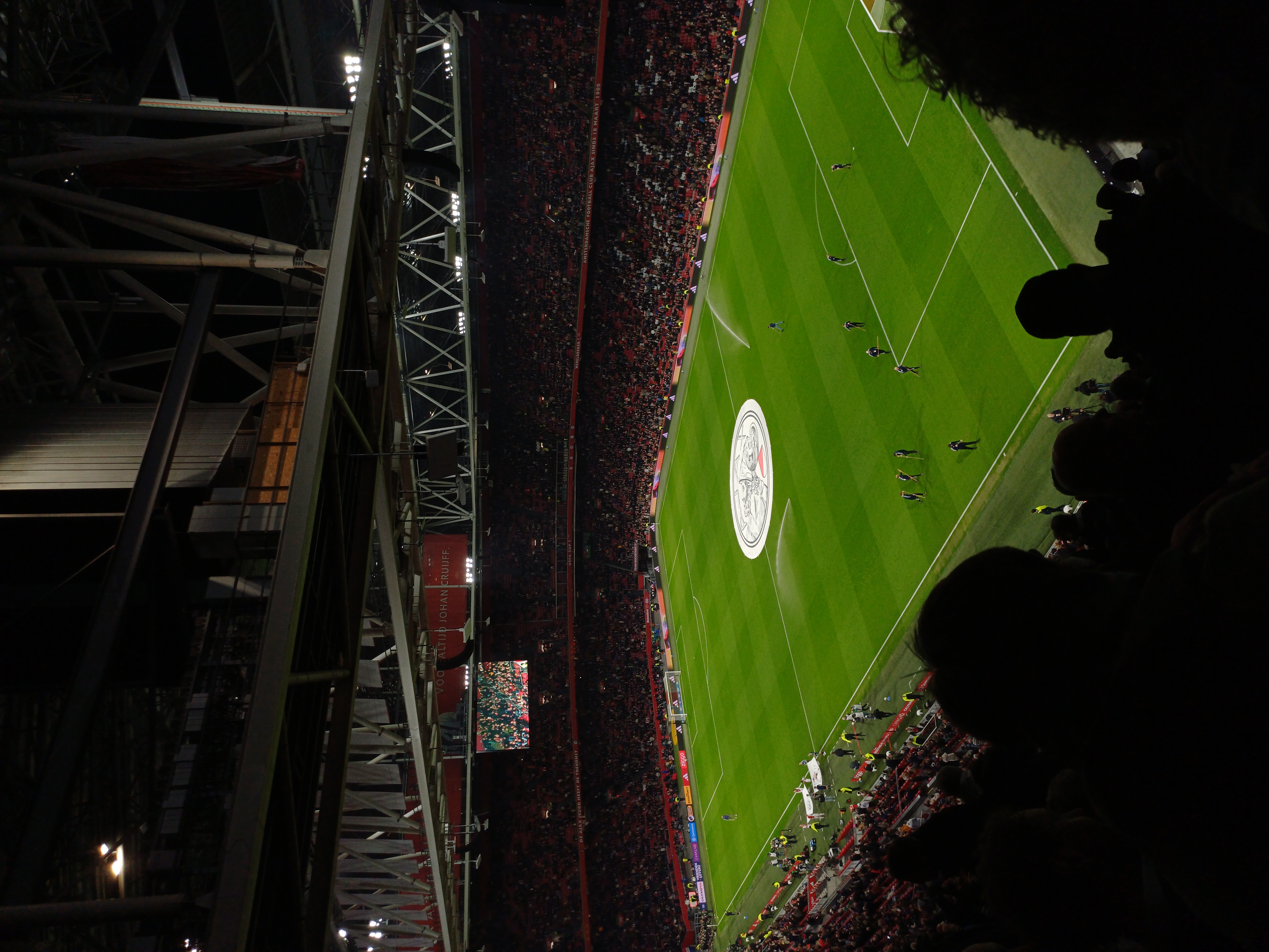 Wedstrijdafbeelding Ajax-Sparta boveste ring (hoek) met het veld erop met op de middenstip het logo van Ajax