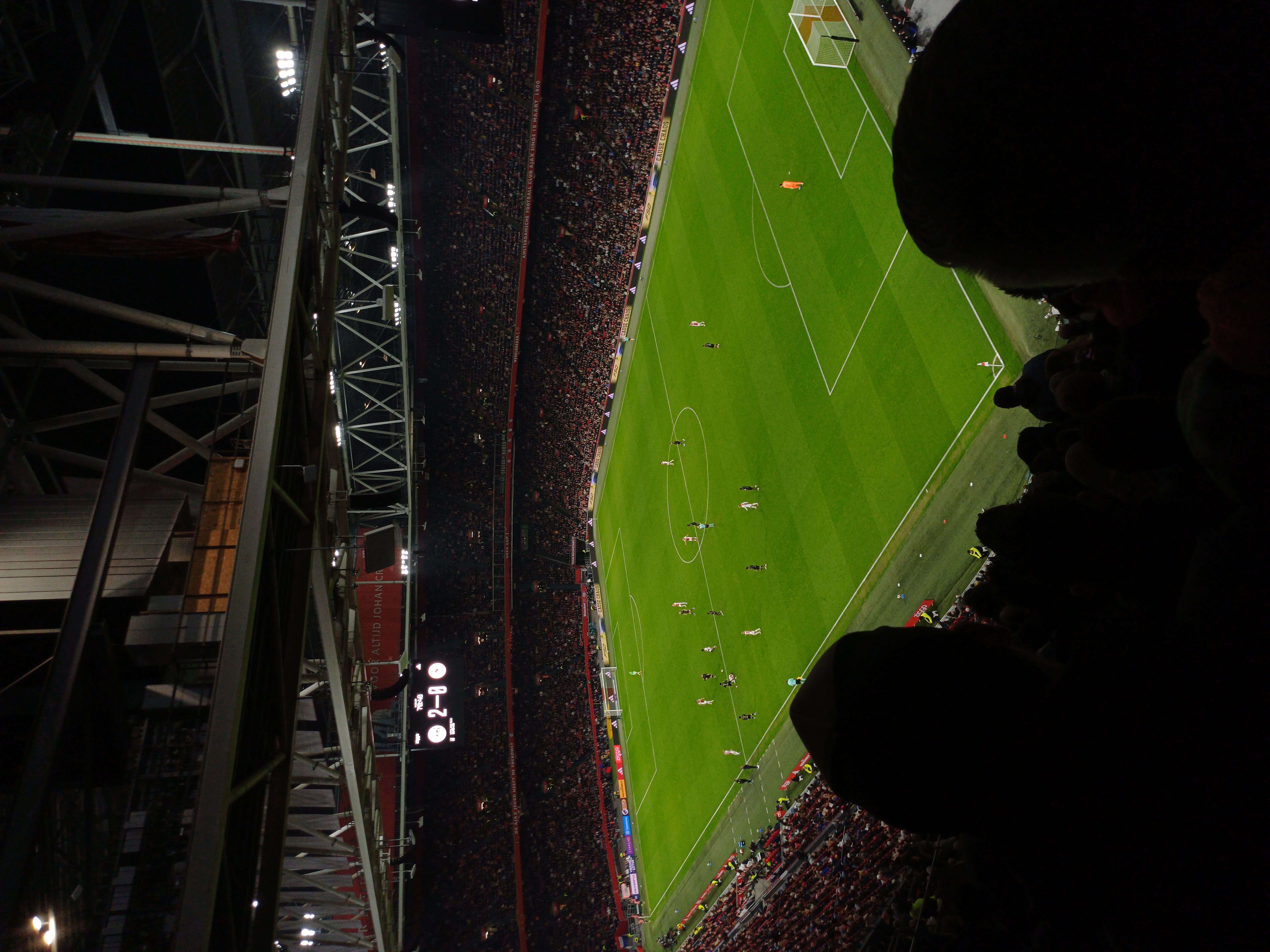 Wedstrijdafbeelding Ajax-Sparta vanuit de bovenste ring (hoek) waar de stand 2-0 voor ajax is, het is uiteindelijk 4-0 geworden