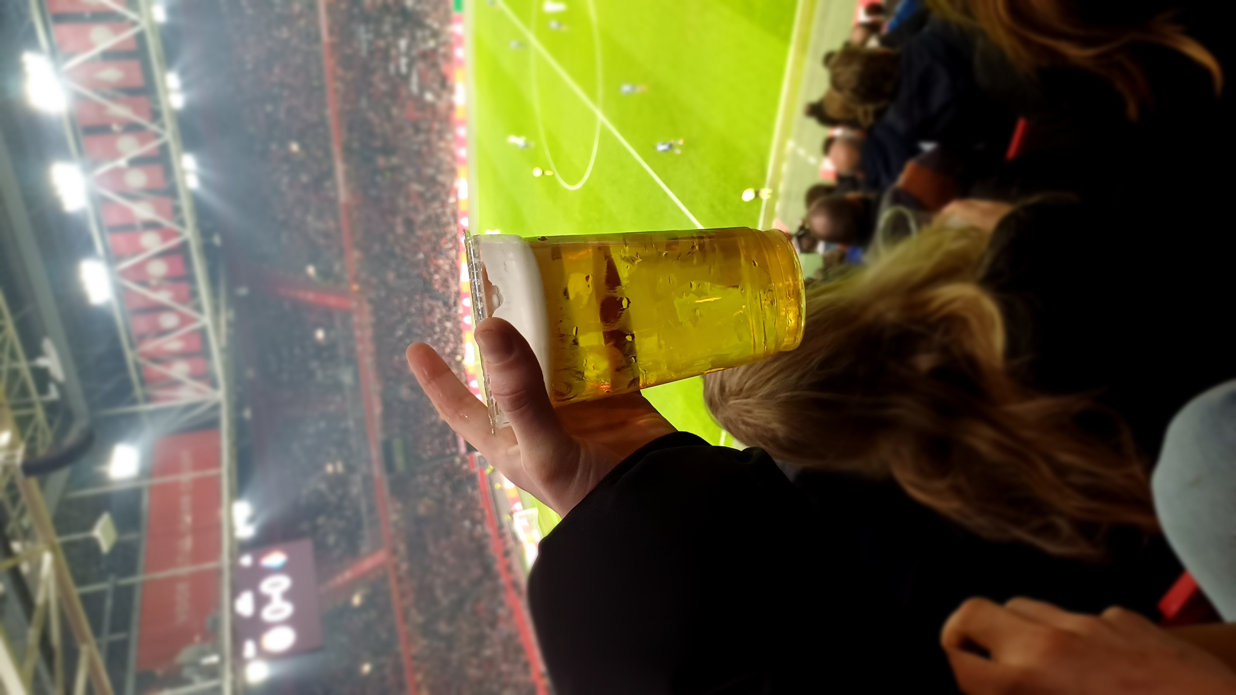 Wedstrijdafbeelding Ajax-Telstar met veld en een biertje erop
