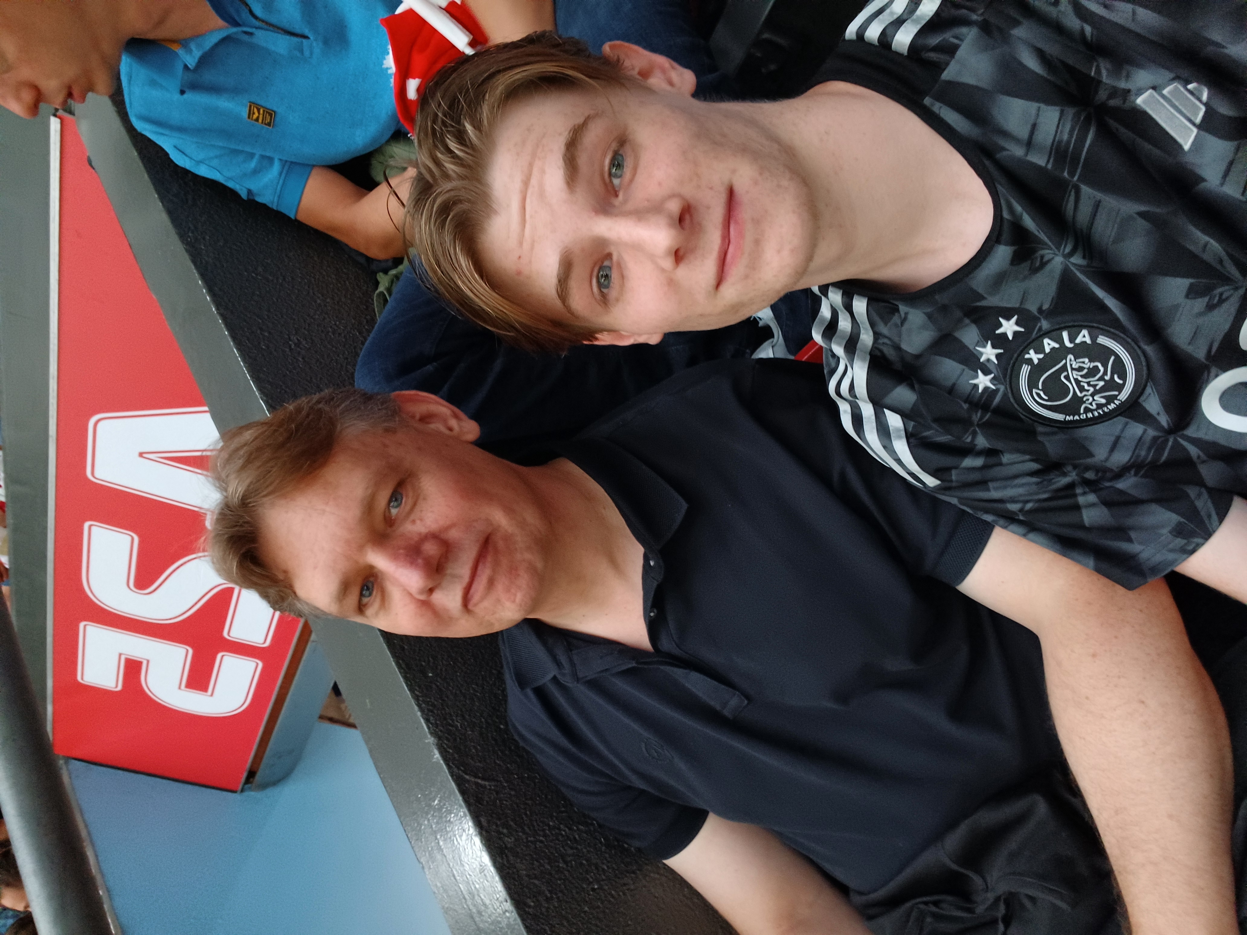 Wedstrijdafbeelding Ajax-Vojvodina selfie Lars en vader van Lars